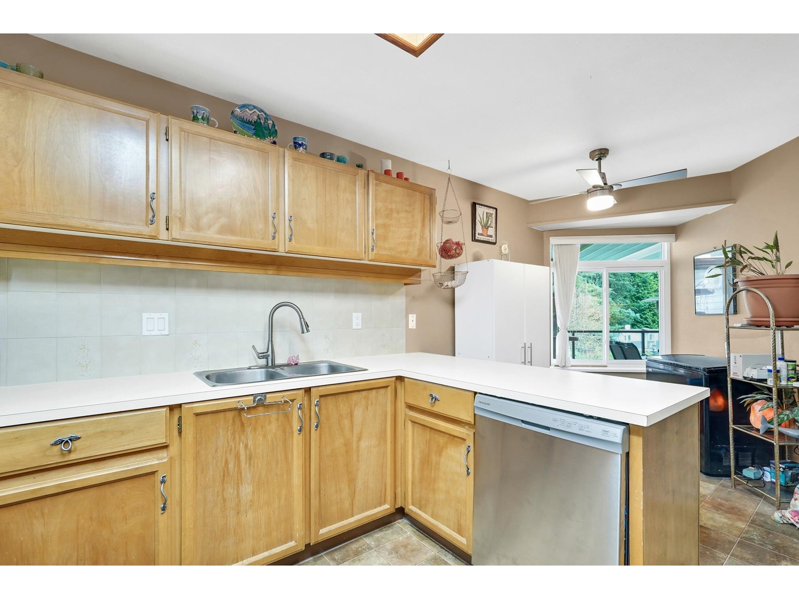 Property at 202 13888 102 AVENUE image 2