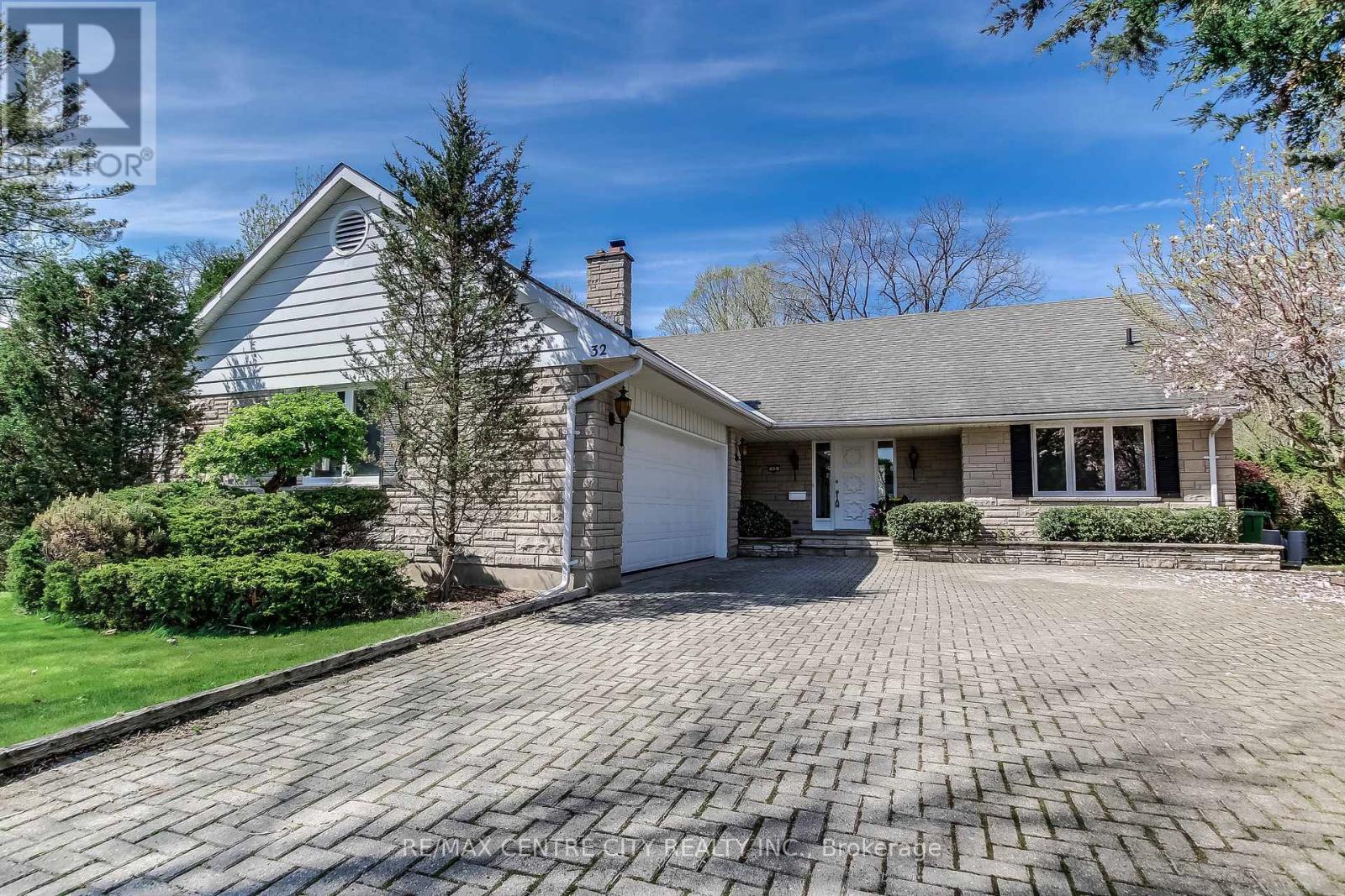 32 LOCKE AVENUE, St. Thomas, Ontario