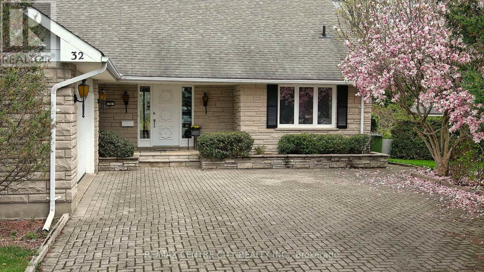 32 Locke Avenue, St. Thomas, Ontario  N5P 3X6 - Photo 2 - X12134140