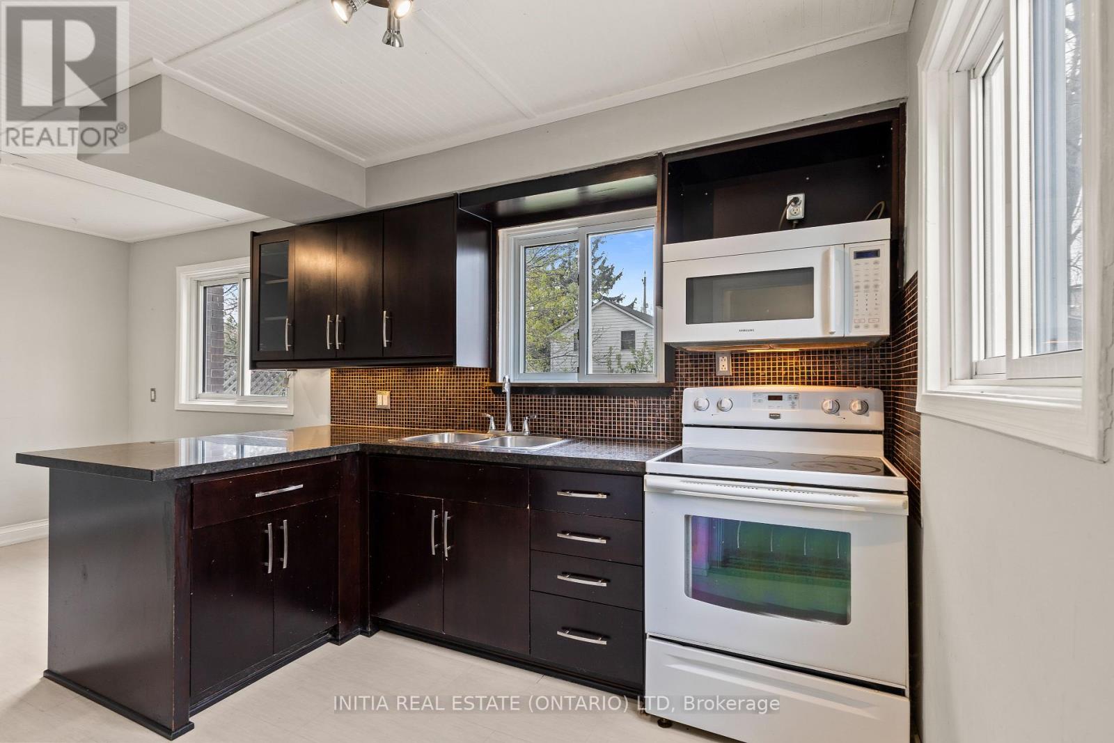 222 Elgin Crescent, Stratford, Ontario  N5A 3Z5 - Photo 11 - X12134301