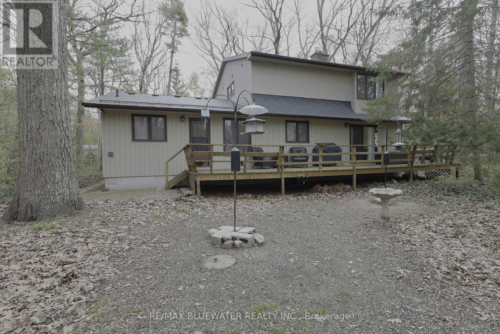 10372 Sherwood Crescent, Lambton Shores, Ontario  N0M 1T0 - Photo 2 - X12134317