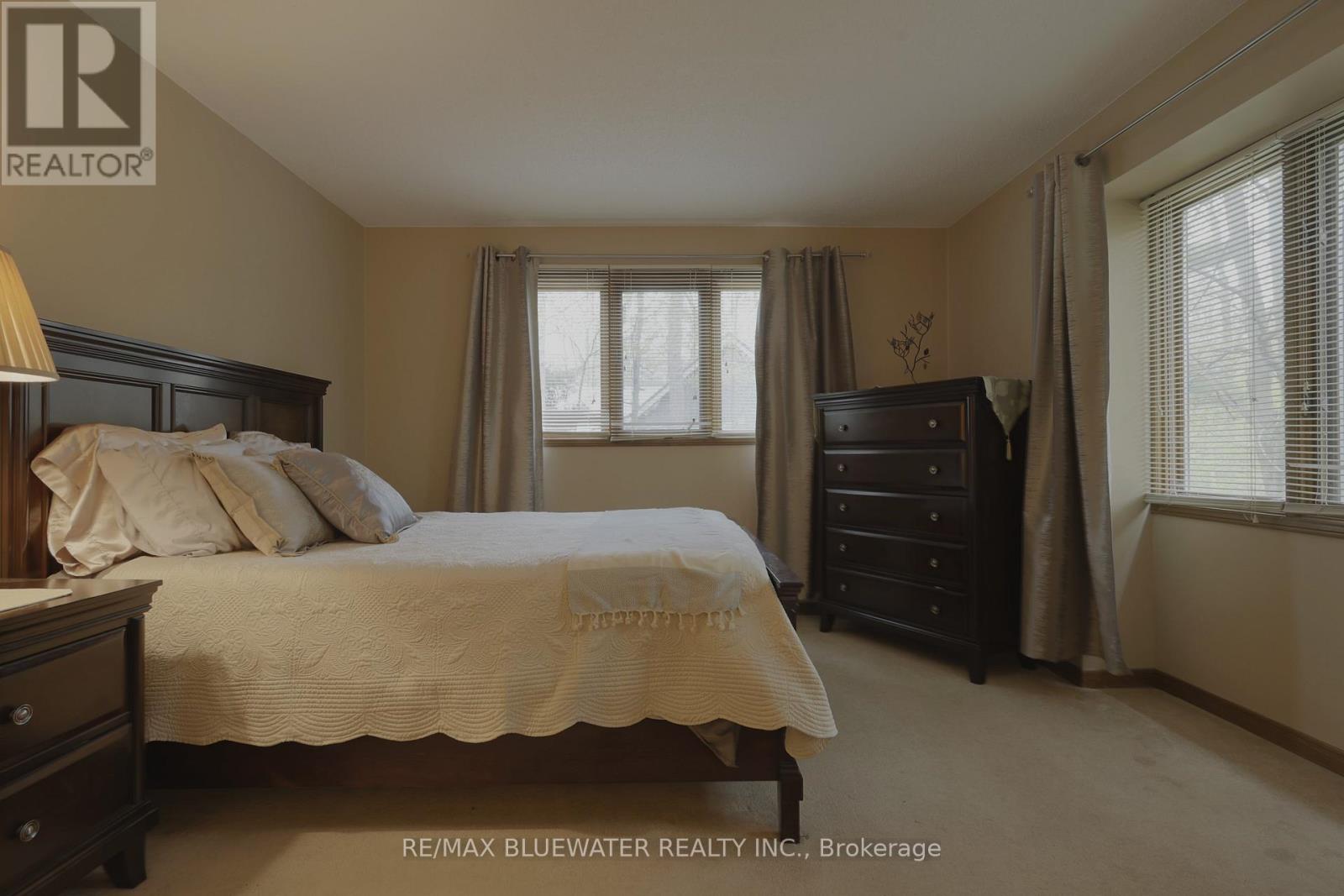 10372 Sherwood Crescent, Lambton Shores, Ontario  N0M 1T0 - Photo 27 - X12134317