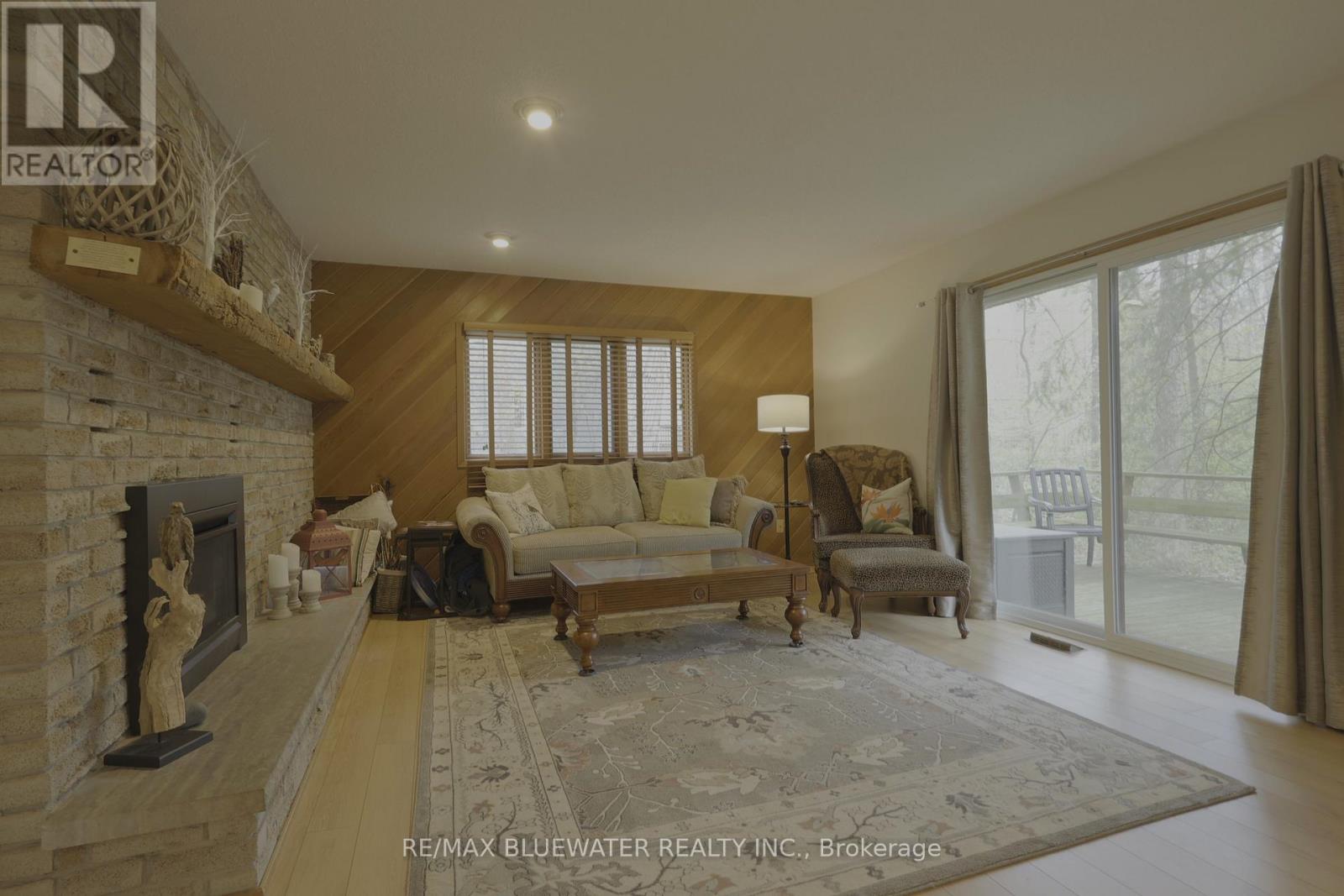 10372 Sherwood Crescent, Lambton Shores, Ontario  N0M 1T0 - Photo 3 - X12134317