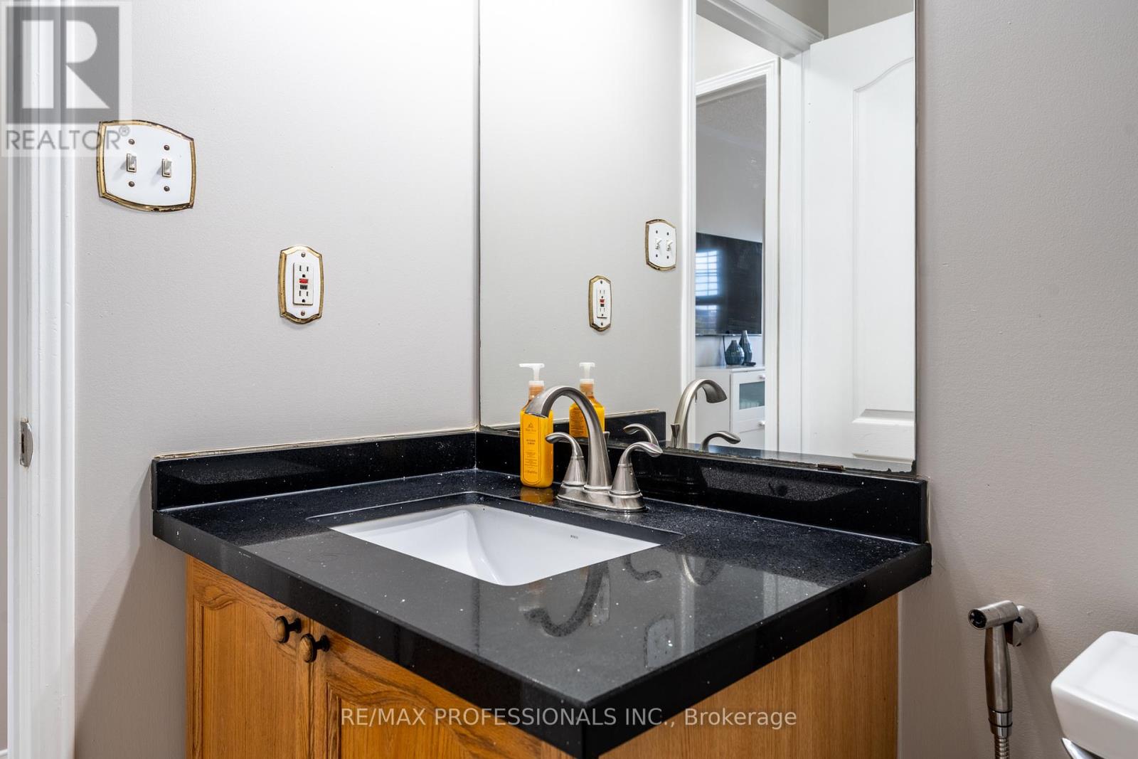 96 Lake Louise Drive, Brampton, Ontario  L6X 4Y6 - Photo 17 - W12133797