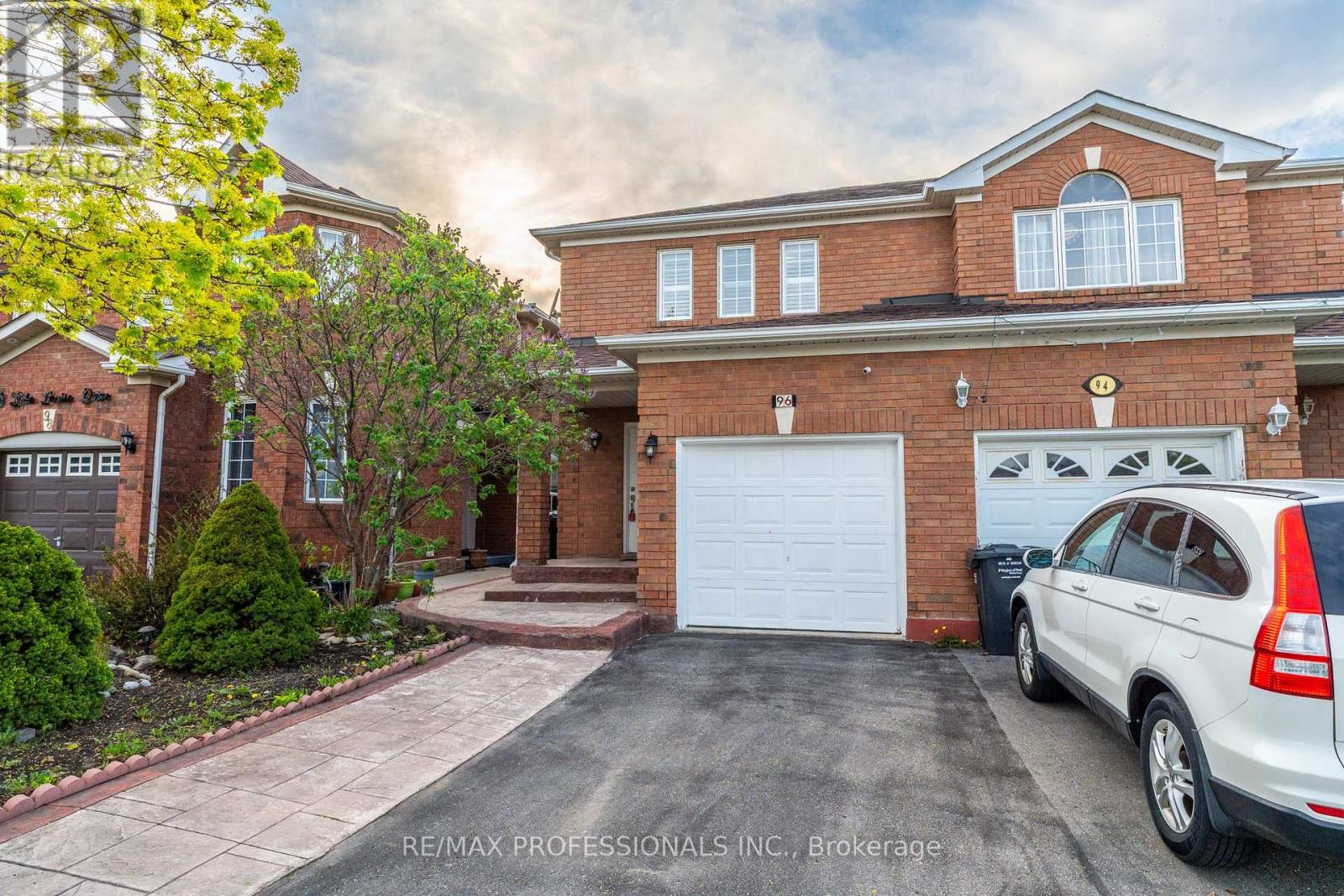 96 Lake Louise Drive, Brampton, Ontario  L6X 4Y6 - Photo 2 - W12133797