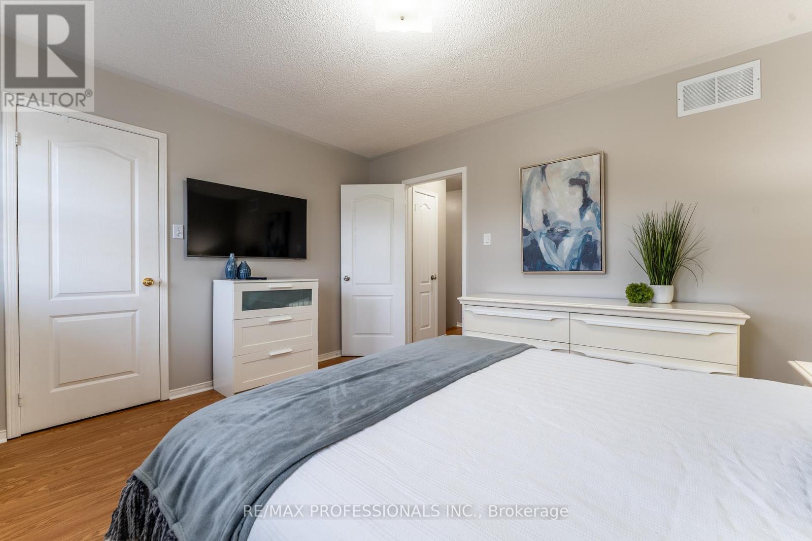 96 Lake Louise Drive, Brampton, Ontario  L6X 4Y6 - Photo 22 - W12133797