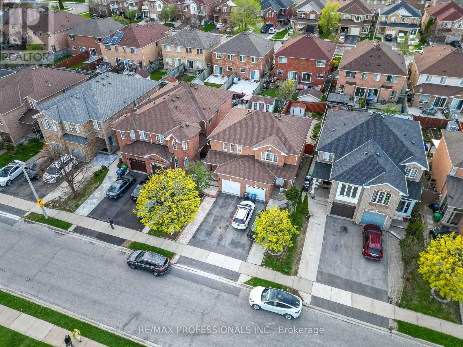 96 Lake Louise Drive, Brampton, Ontario  L6X 4Y6 - Photo 3 - W12133797