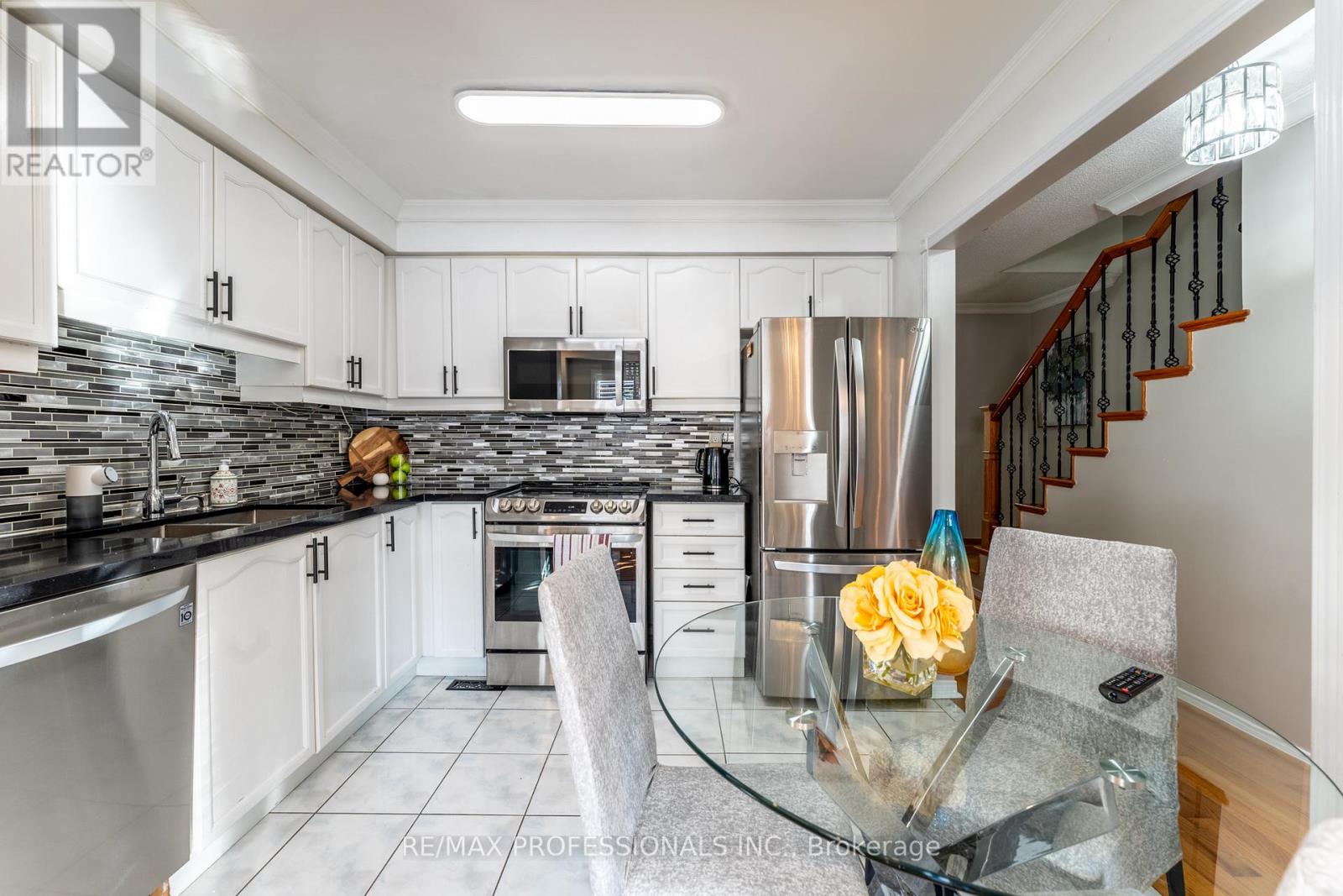 96 Lake Louise Drive, Brampton, Ontario  L6X 4Y6 - Photo 6 - W12133797