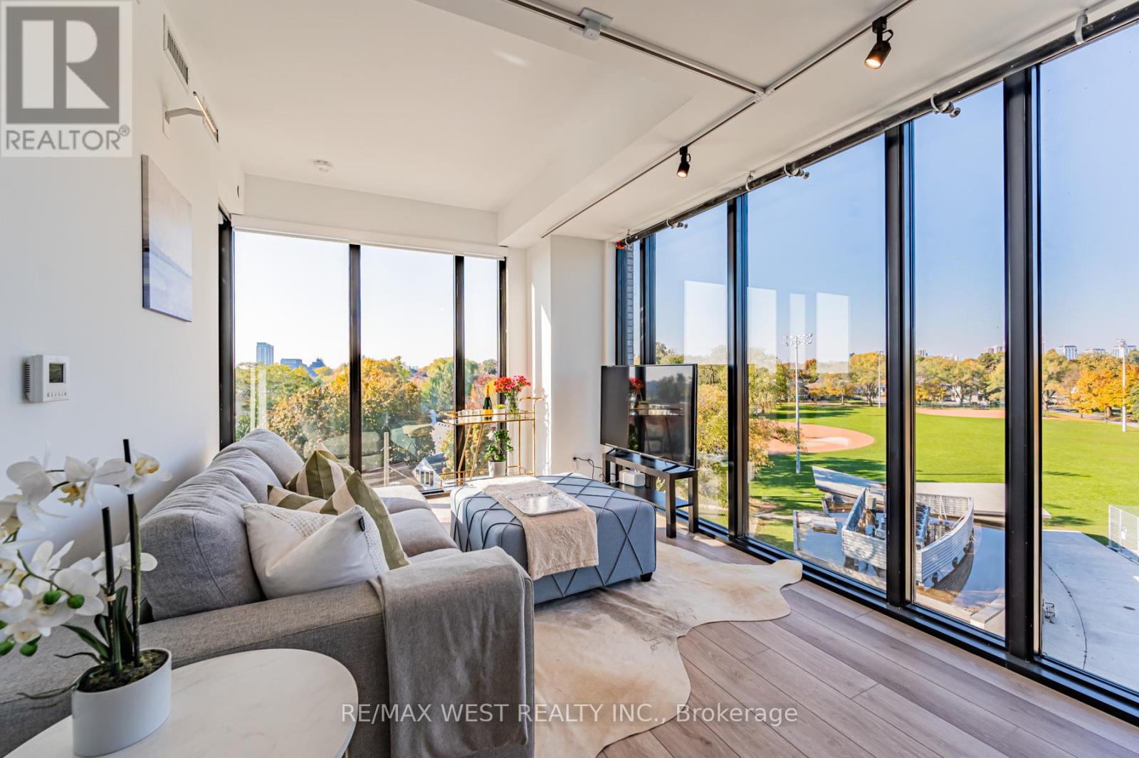 524 - 7 SMITH CRESCENT, Toronto, Ontario