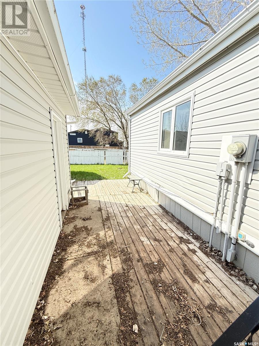324 9th Avenue S, Weyburn, Saskatchewan  S4H 3L6 - Photo 4 - SK005030