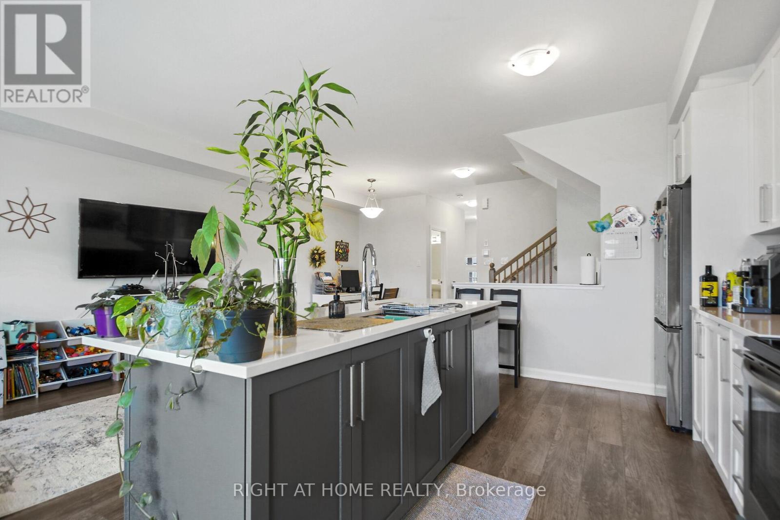 651 Hamsa Street, Ottawa, Ontario  K2J 0K6 - Photo 10 - X12134243