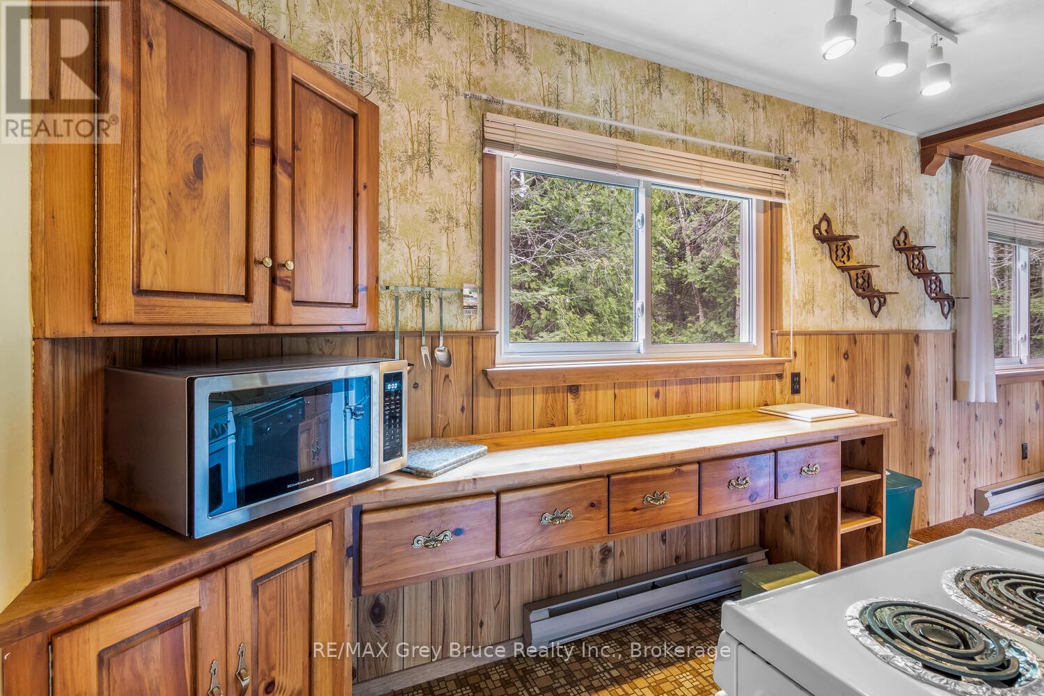 85 Grant Watson Drive, Northern Bruce Peninsula, Ontario  N0H 2R0 - Photo 15 - X12134202