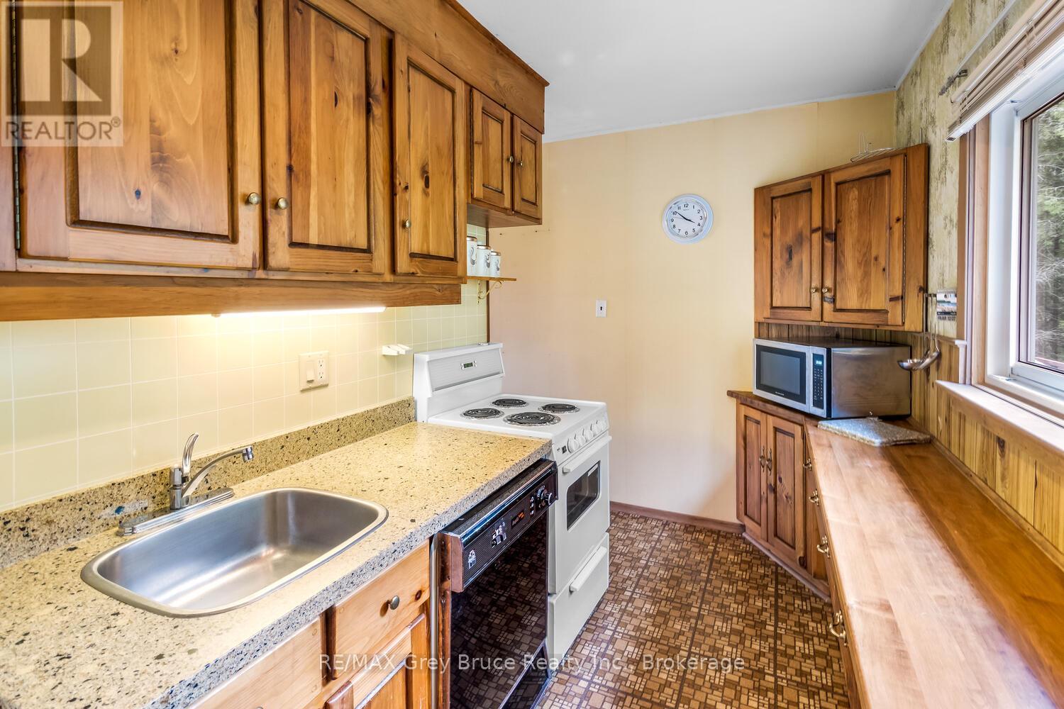 85 Grant Watson Drive, Northern Bruce Peninsula, Ontario  N0H 2R0 - Photo 19 - X12134202