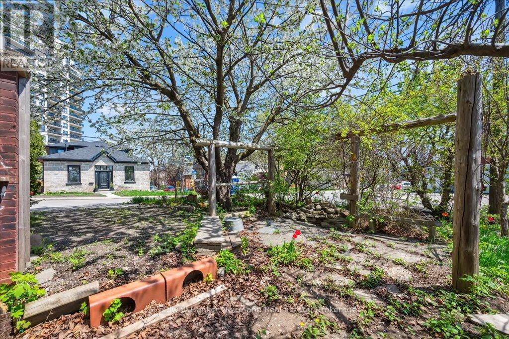 Property at 124 SURREY STREET E image 5
