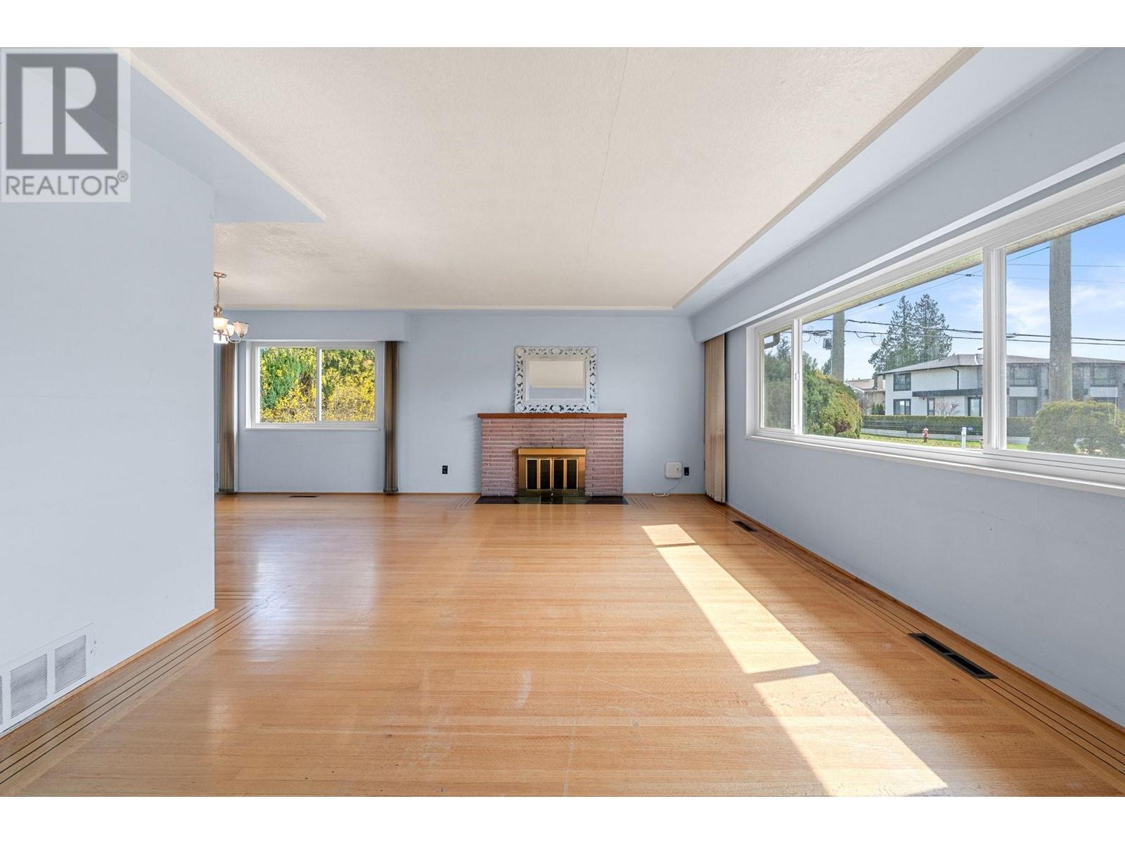 Property at 780 E 16TH STREET image 4