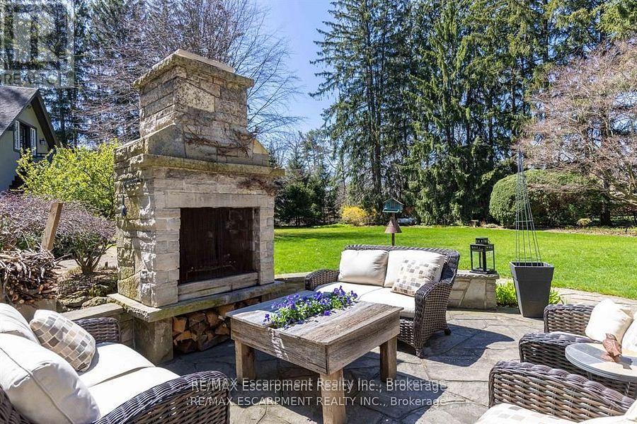 2055 Lakeshore Road E, Oakville, Ontario  L6J 1M4 - Photo 3 - W12133022