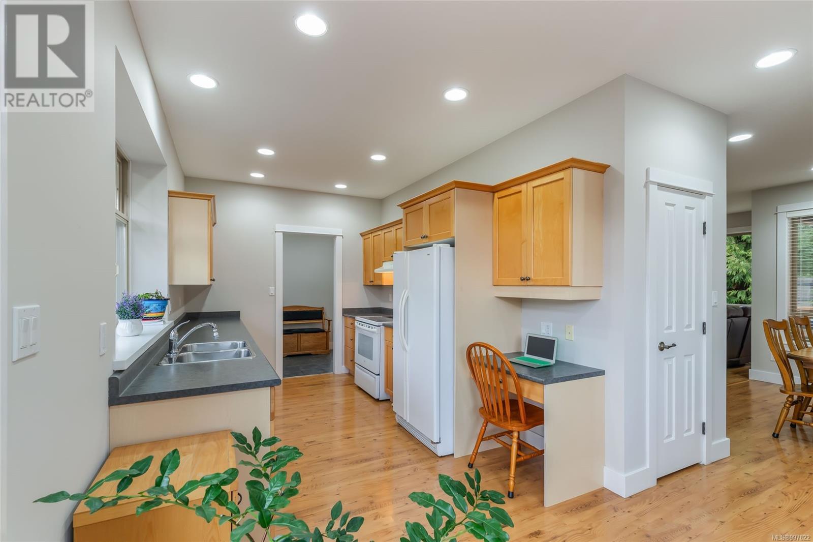 Property at 121 Hamilton Ave image 4