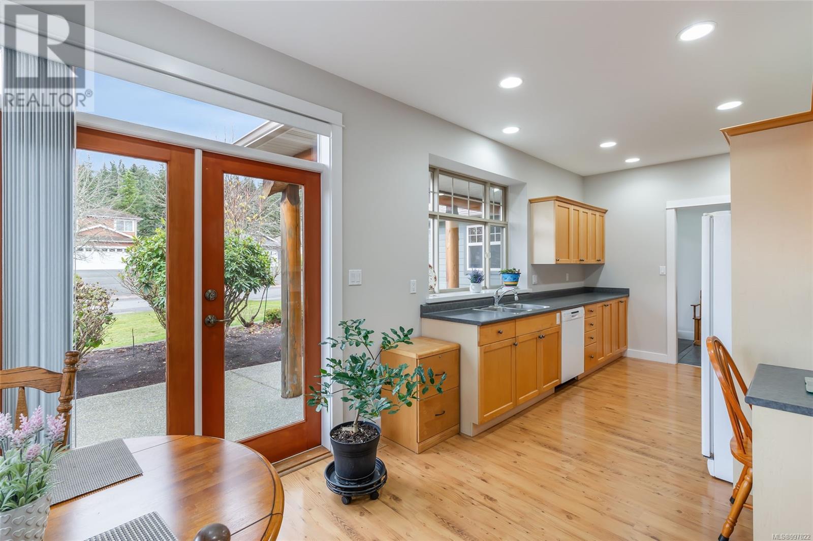 Property at 121 Hamilton Ave image 5