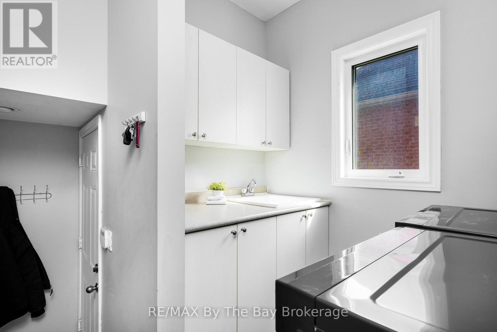 35 Falvo Street, Wasaga Beach, Ontario  L9Z 0G8 - Photo 16 - S12134326