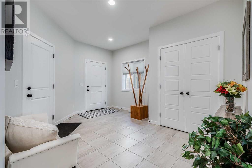 1024 Chinook Gate Heath Sw, Airdrie, Alberta  T4B 5C9 - Photo 2 - A2217834