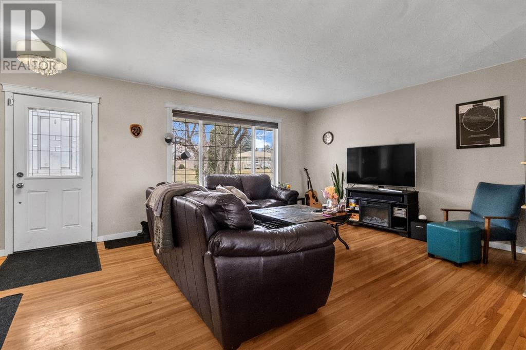 Property at 284 Acadia Drive SE image 5