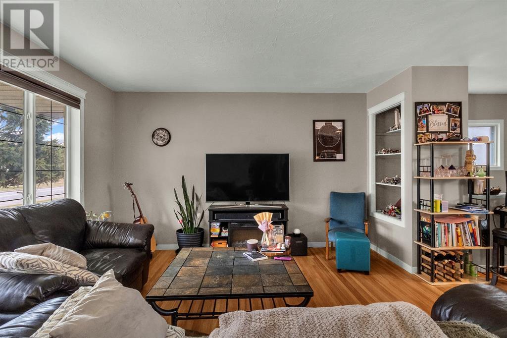 Property at 284 Acadia Drive SE image 4