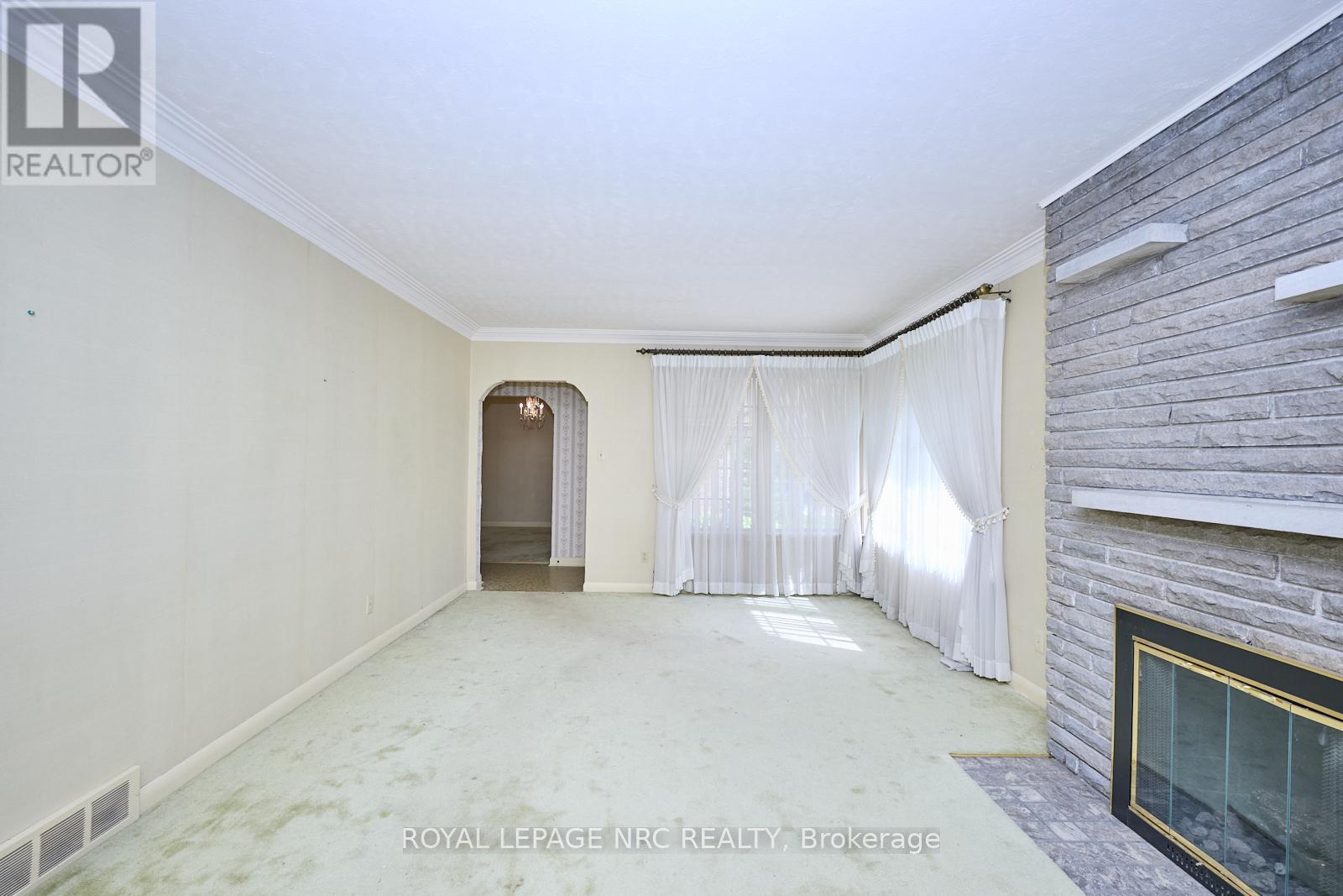 90 Glenridge Avenue, St. Catharines (Old Glenridge), Ontario  L2R 4X3 - Photo 4 - X12134391