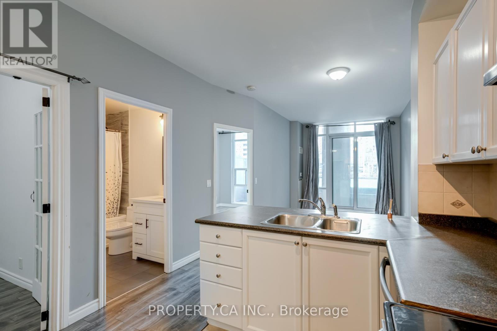 207 - 33 Elm Drive W, Mississauga (City Centre), Ontario  L5B 4M1 - Photo 13 - W12133201