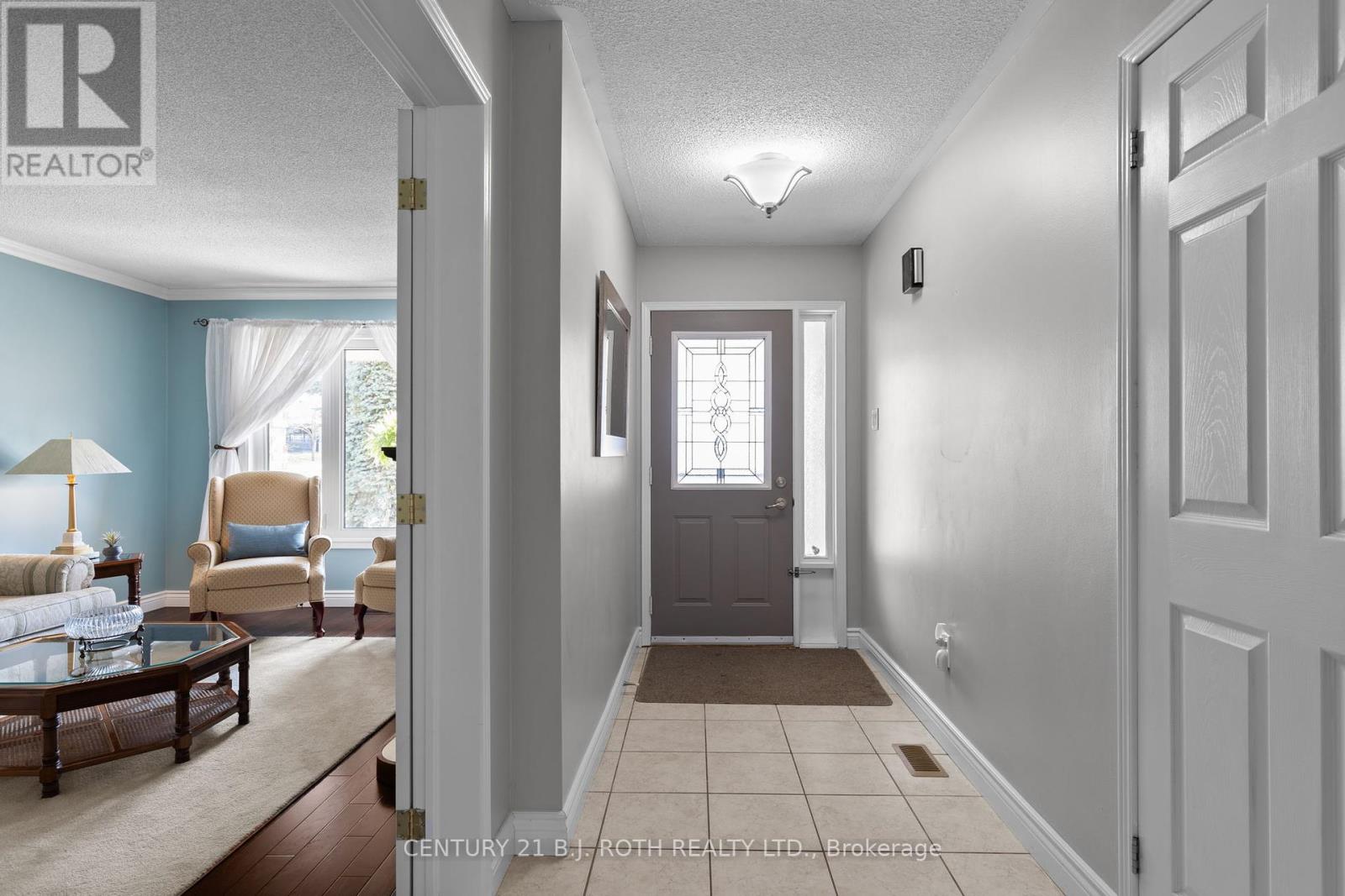 18 Irwin Drive, Barrie, Ontario  L4N 7A6 - Photo 2 - S12134210