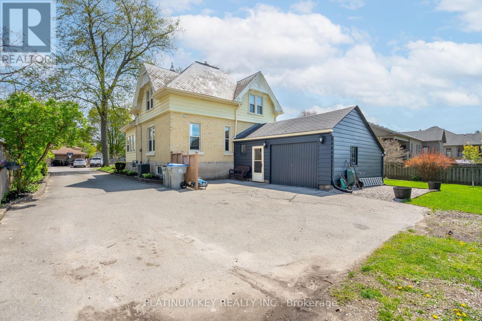 8562 Glendon Drive, Strathroy-Caradoc, Ontario  N0L 1W0 - Photo 4 - X12134471