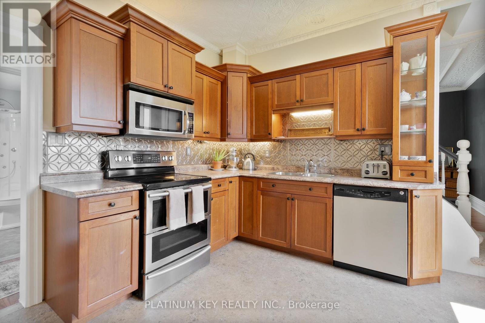 8562 Glendon Drive, Strathroy-Caradoc, Ontario  N0L 1W0 - Photo 8 - X12134471