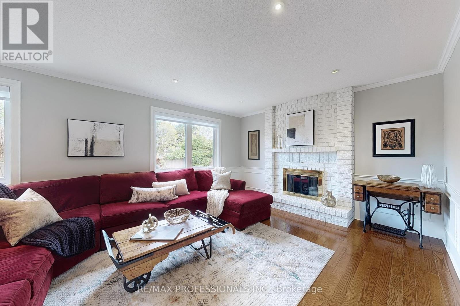 4183 Renoak Court, Mississauga, Ontario  L5C 4K3 - Photo 8 - W12133019