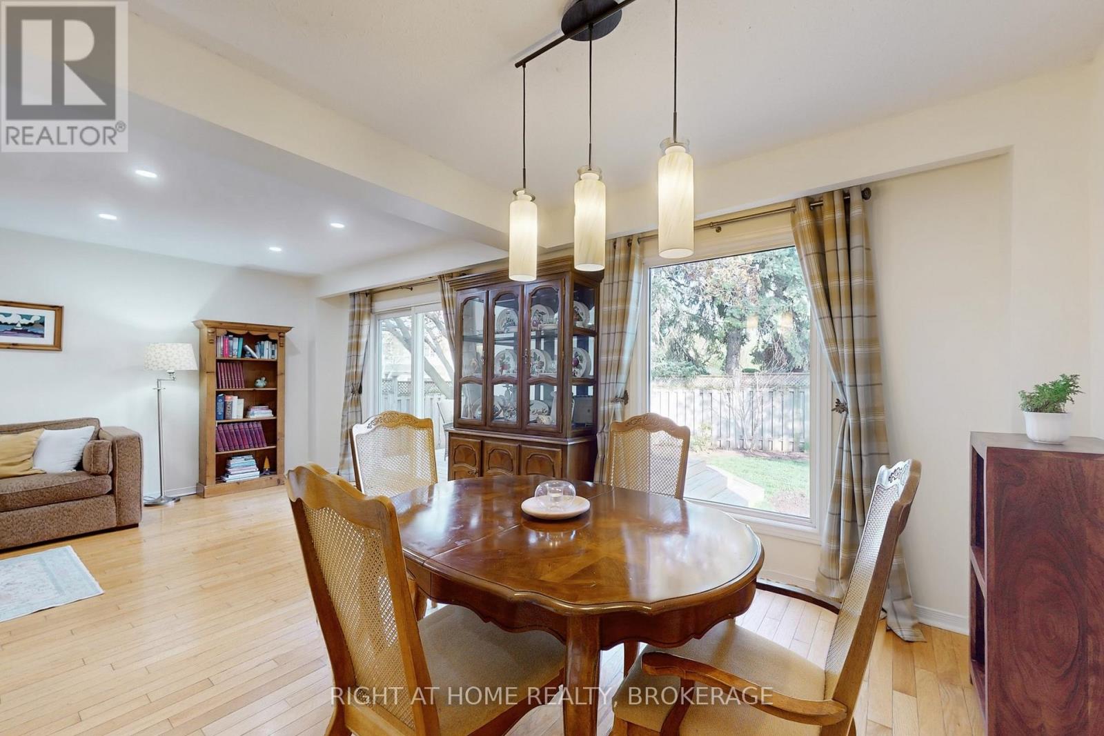 496 Tipperton Crescent, Oakville, Ontario  L6L 5C9 - Photo 9 - W12134010