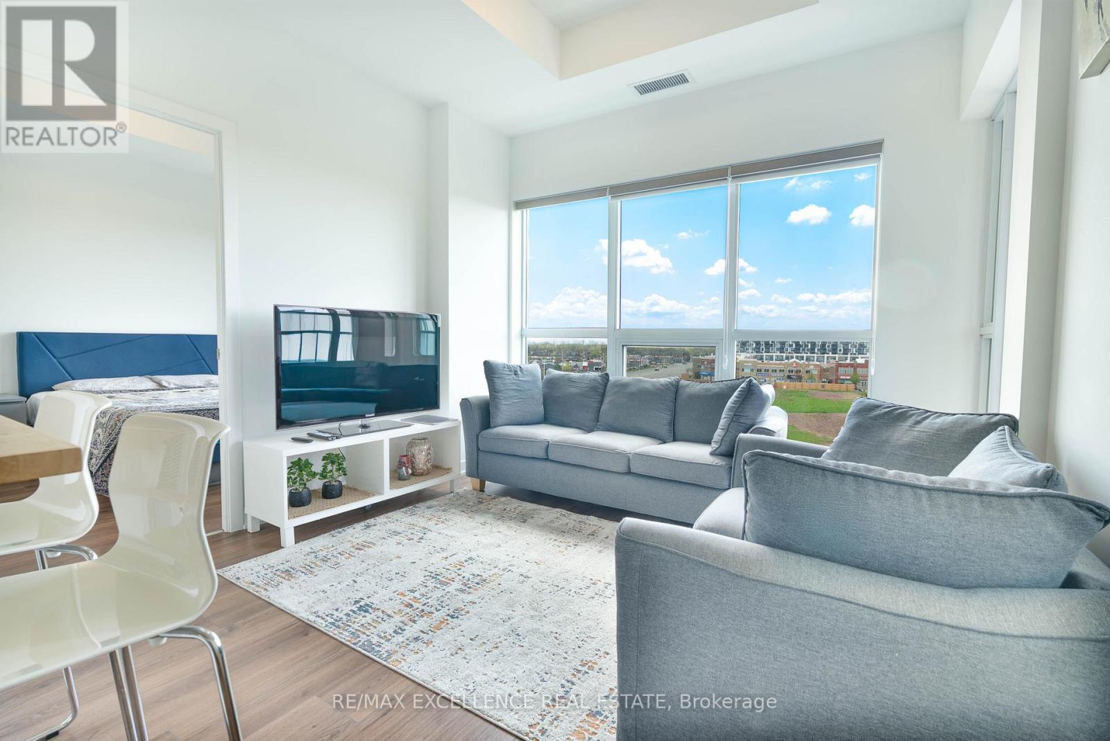 503 - 405 Dundas Street, Oakville, Ontario  L6M 4M2 - Photo 2 - W12134040