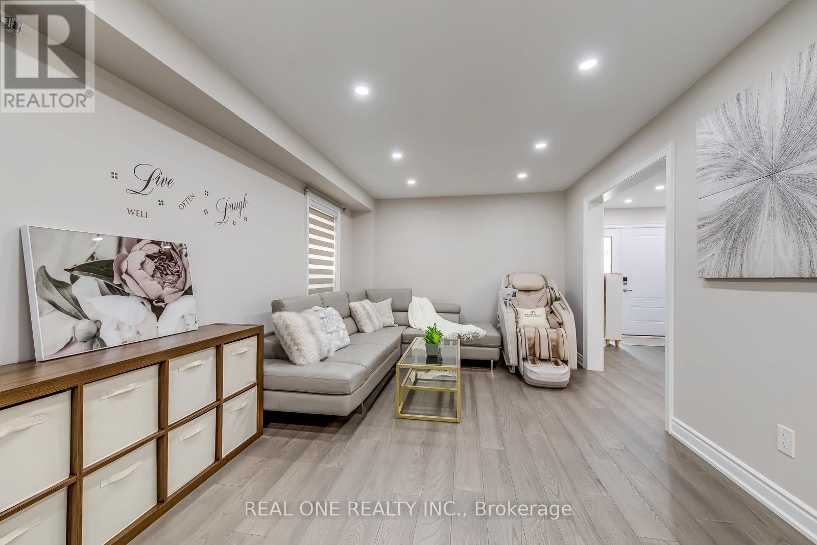 845 Winterton Way, Mississauga, Ontario  L5V 1Z5 - Photo 7 - W12134077