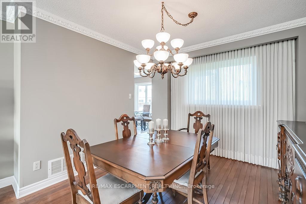 2347 Tweedsmuir Court, Burlington, Ontario  L7P 4K9 - Photo 14 - W12134111