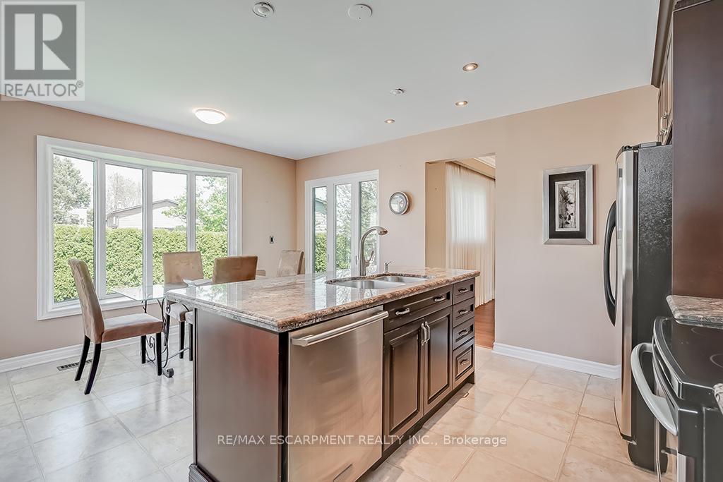2347 Tweedsmuir Court, Burlington, Ontario  L7P 4K9 - Photo 16 - W12134111