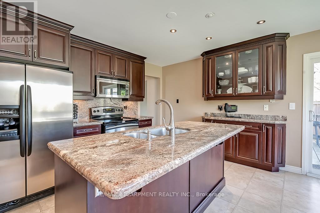 2347 Tweedsmuir Court, Burlington, Ontario  L7P 4K9 - Photo 17 - W12134111