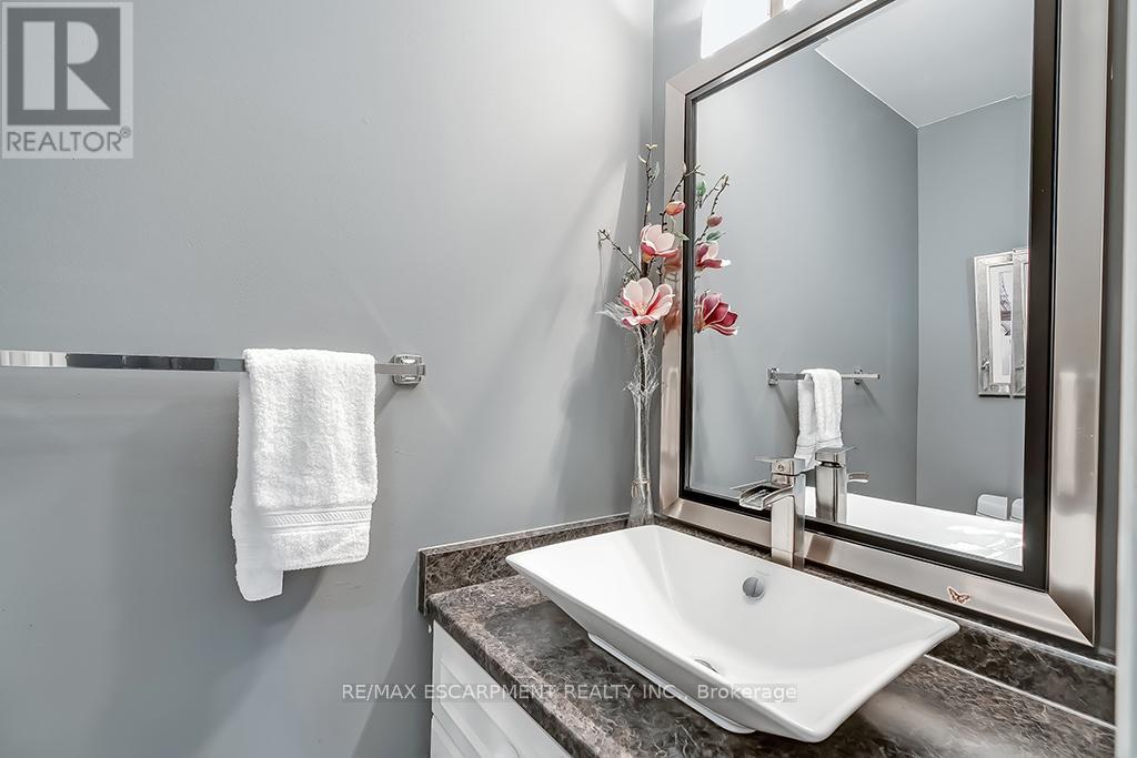 2347 Tweedsmuir Court, Burlington, Ontario  L7P 4K9 - Photo 23 - W12134111