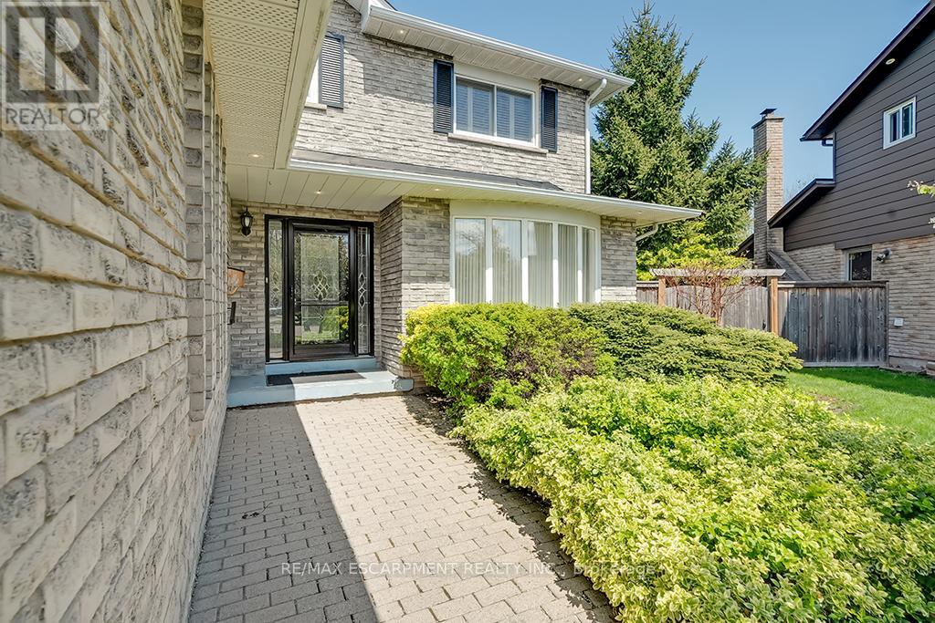 2347 Tweedsmuir Court, Burlington, Ontario  L7P 4K9 - Photo 4 - W12134111