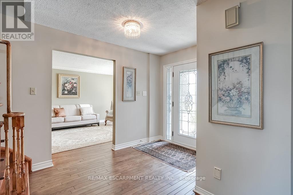 2347 Tweedsmuir Court, Burlington, Ontario  L7P 4K9 - Photo 7 - W12134111