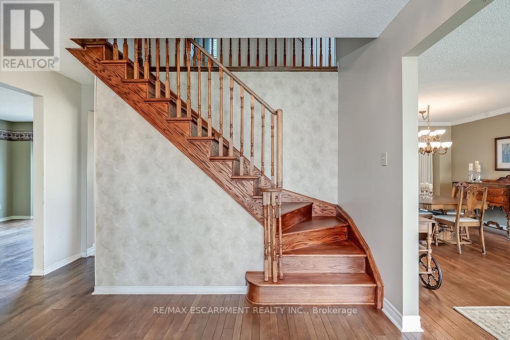 2347 Tweedsmuir Court, Burlington, Ontario  L7P 4K9 - Photo 8 - W12134111