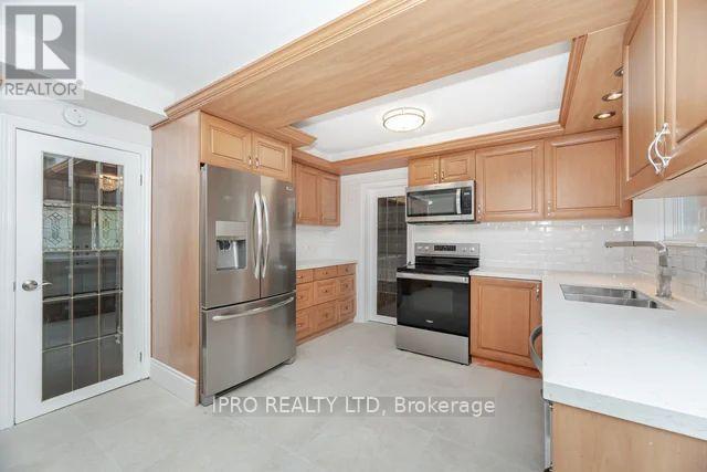 42 Hillside Drive, Brampton, Ontario  L6S 1A3 - Photo 9 - W12134226