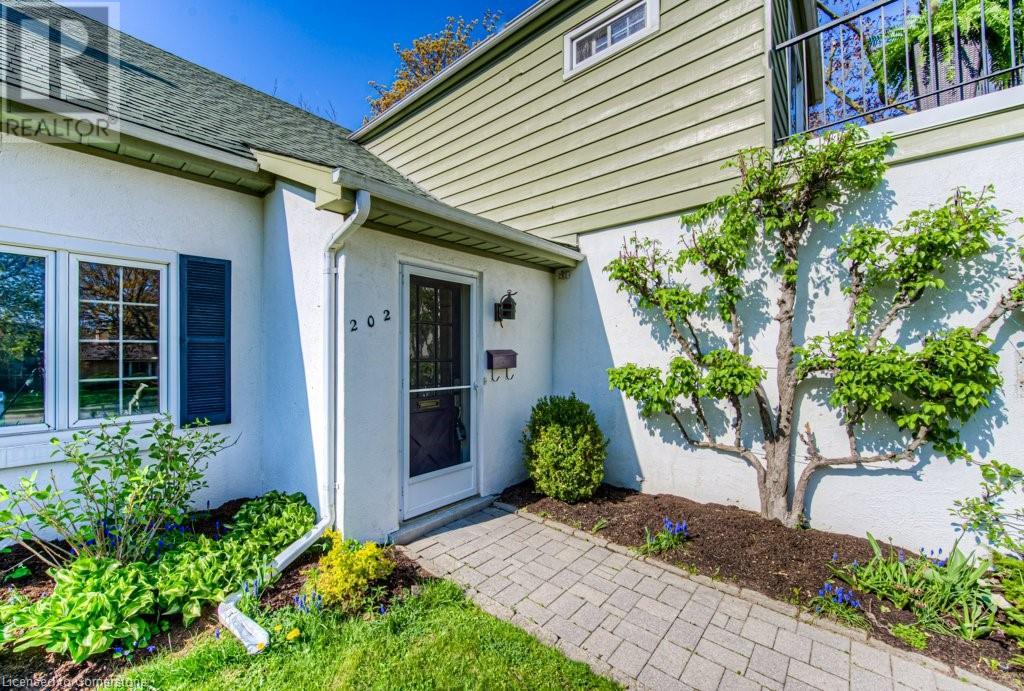 202 Forsyth Drive, Waterloo, Ontario  N2L 1A2 - Photo 3 - 40724333