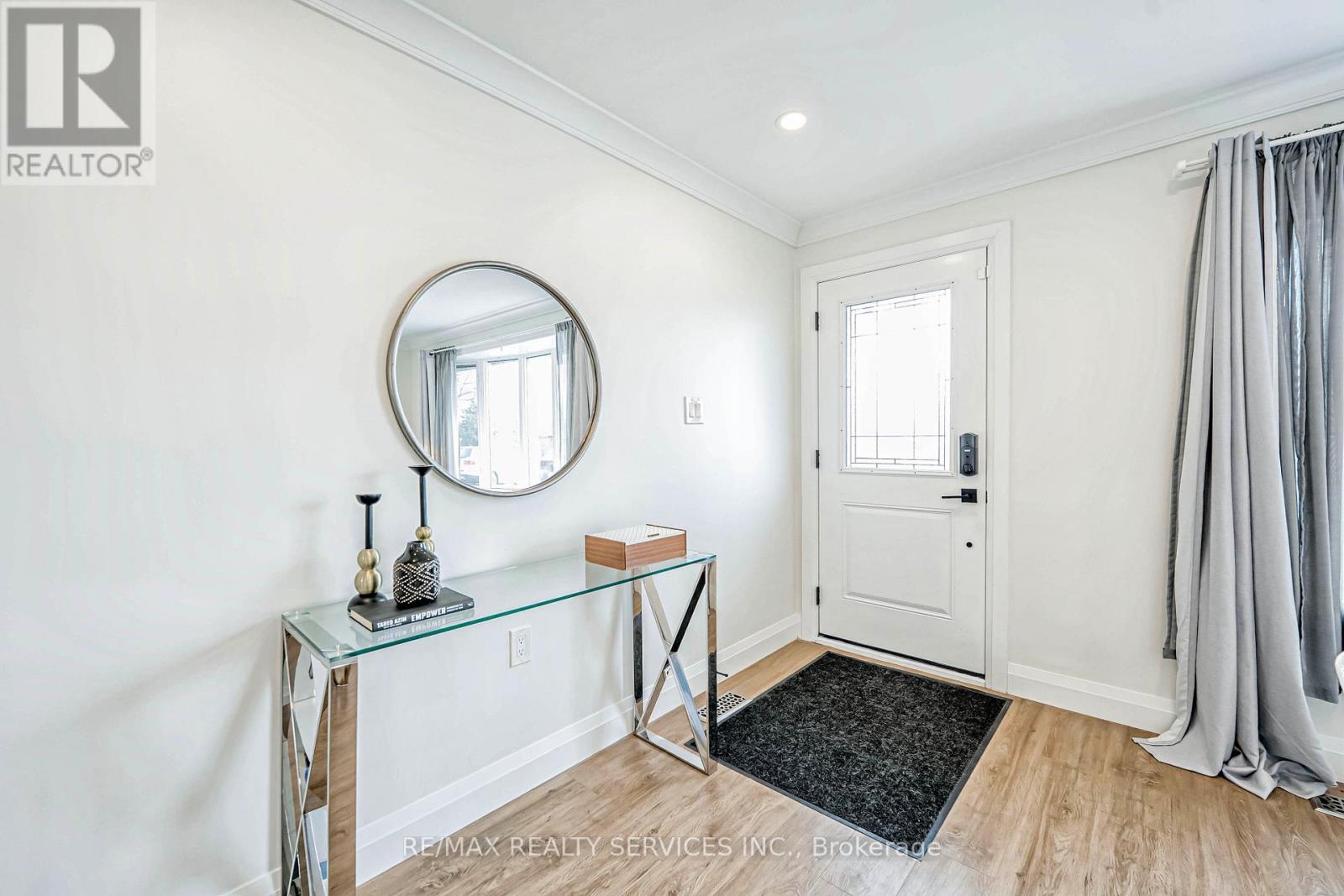 17 Shamrock Court, Hamilton (Lawfield), Ontario  L8V 4E2 - Photo 4 - X12133910