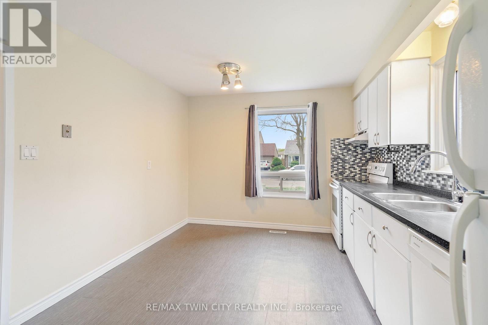 27 Hallmark Street, Brantford, Ontario  N3P 1A6 - Photo 11 - X12134038