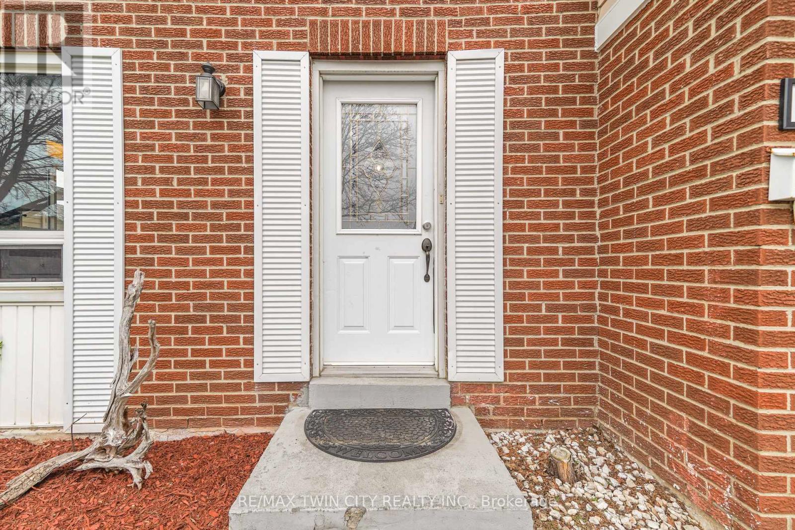 27 Hallmark Street, Brantford, Ontario  N3P 1A6 - Photo 4 - X12134038