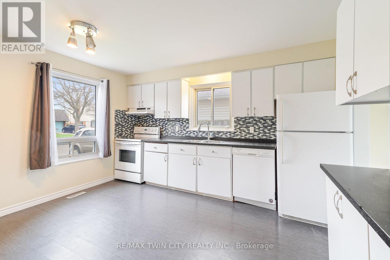 27 Hallmark Street, Brantford, Ontario  N3P 1A6 - Photo 7 - X12134038