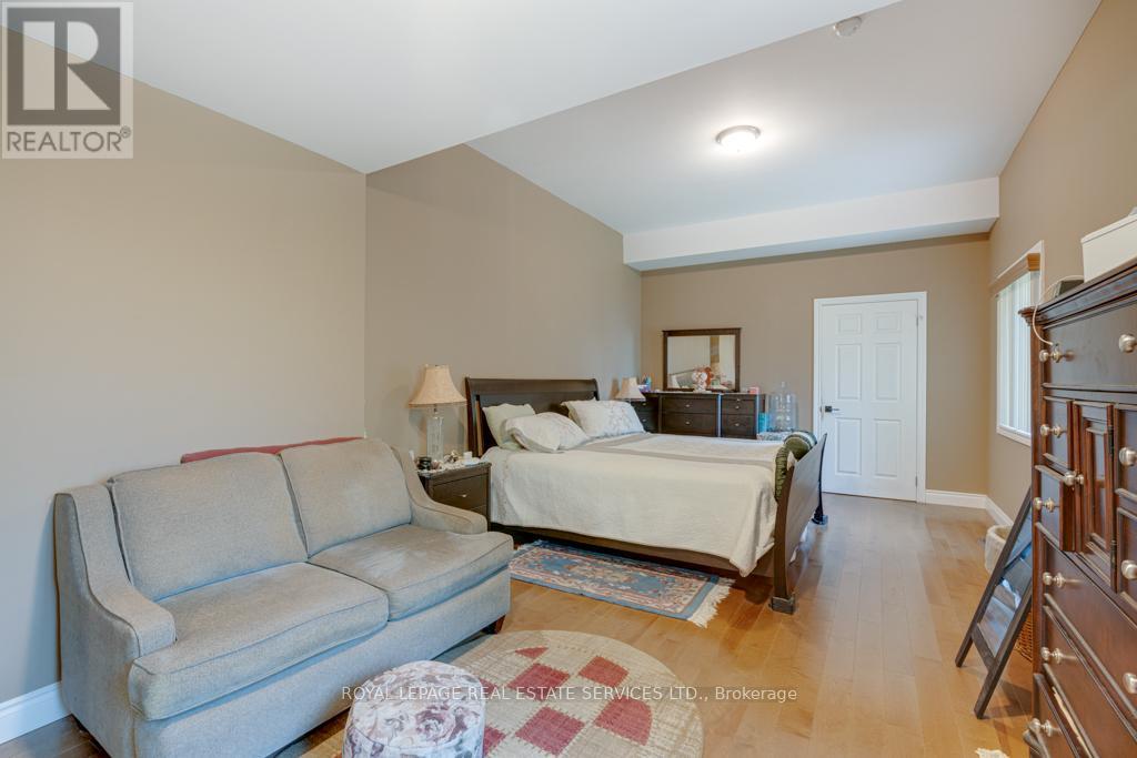 6949 Thorold Stone Road, Niagara Falls, Ontario  L2J 1B5 - Photo 14 - X12134172