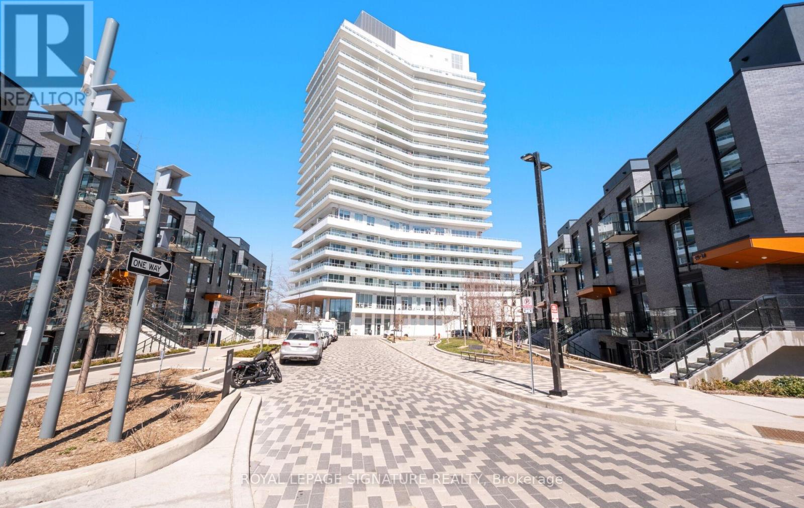 <div class="slider-price">$998,000</div><p>1707 - 20 Brin Drive, Toronto, Ontario</p>
